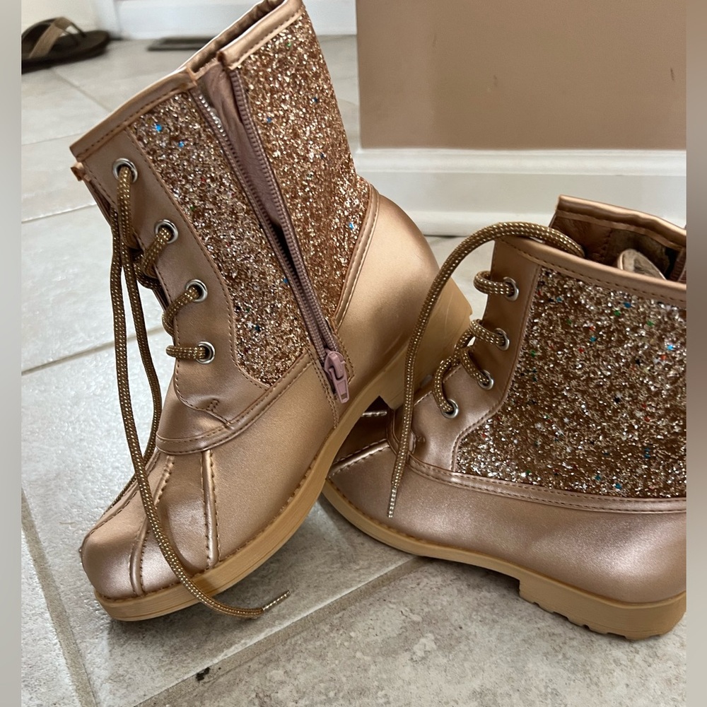 Dream Pairs Girls Rose Gold Glitter Combat Boots – Size 4